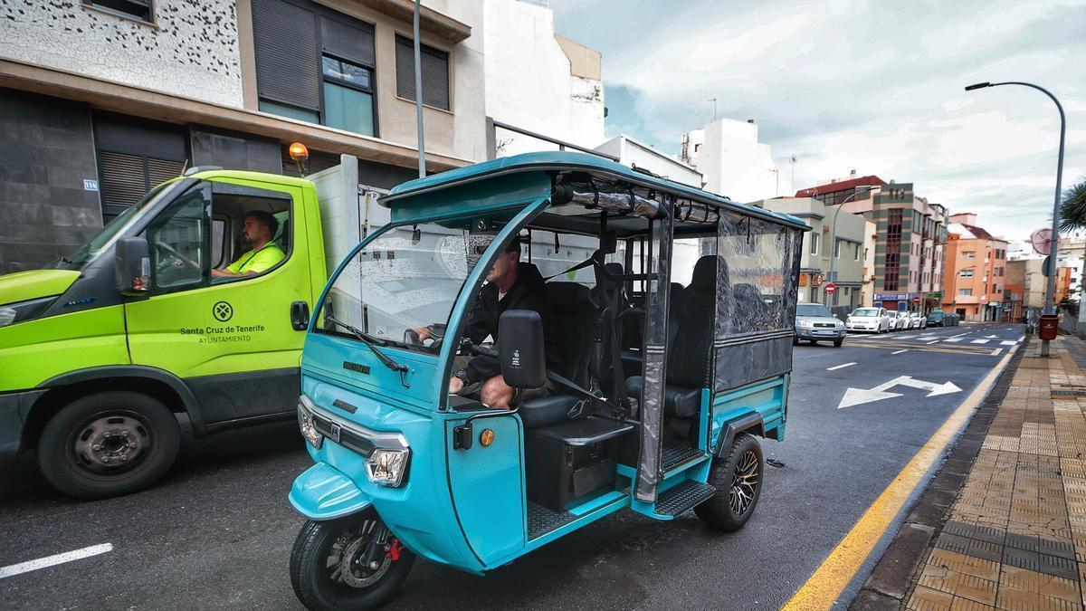 Un tuk tuk en una imagen de archivo por la zona de La Salle, en Santa Cruz.