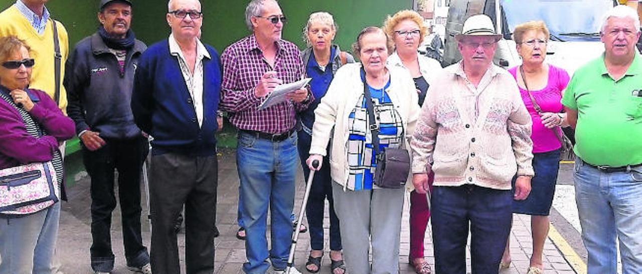 Un grupo de usuarios, durante la firma del escrito por la reapertura del centro de mayores, ayer.