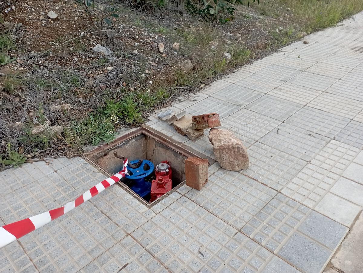 El robo de otra de las tapas ha obligado a señalizar este hidrante en la calle Maestro Solano de Miraflores del Palo.
