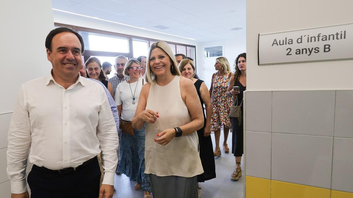 El president Juanfran Pérez Llorca con la consellera Carmen Ortí visitando un centro.