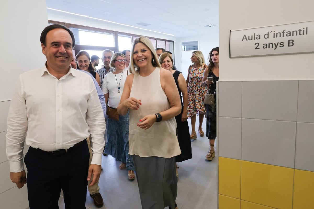 El president Juanfran Pérez Llorca con la consellera Carmen Ortí visitando un centro.