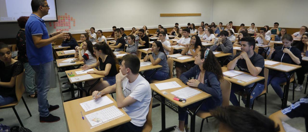 Alumnos realizan la prueba de evaluación para el acceso universitario en Castelló.