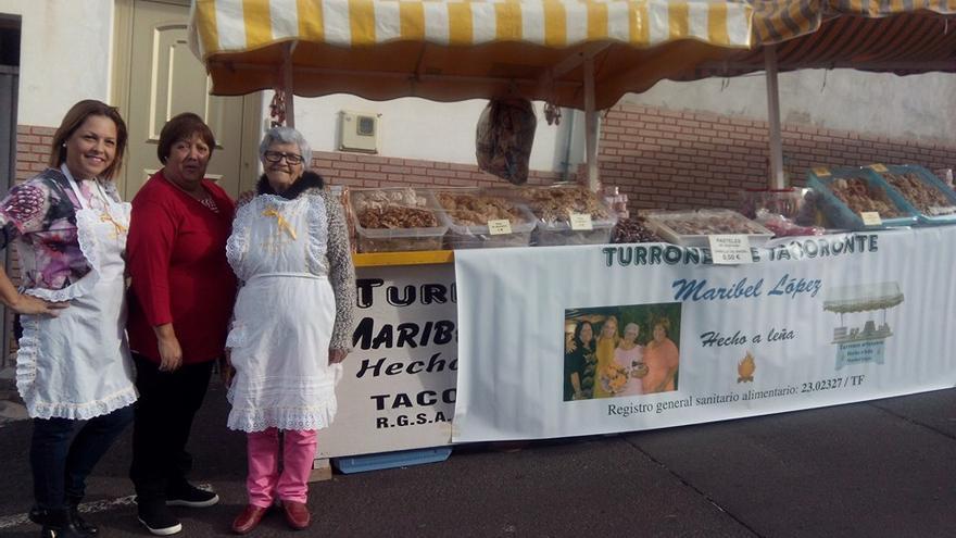 La turronera Maribel López (derecha) en unas fiestas