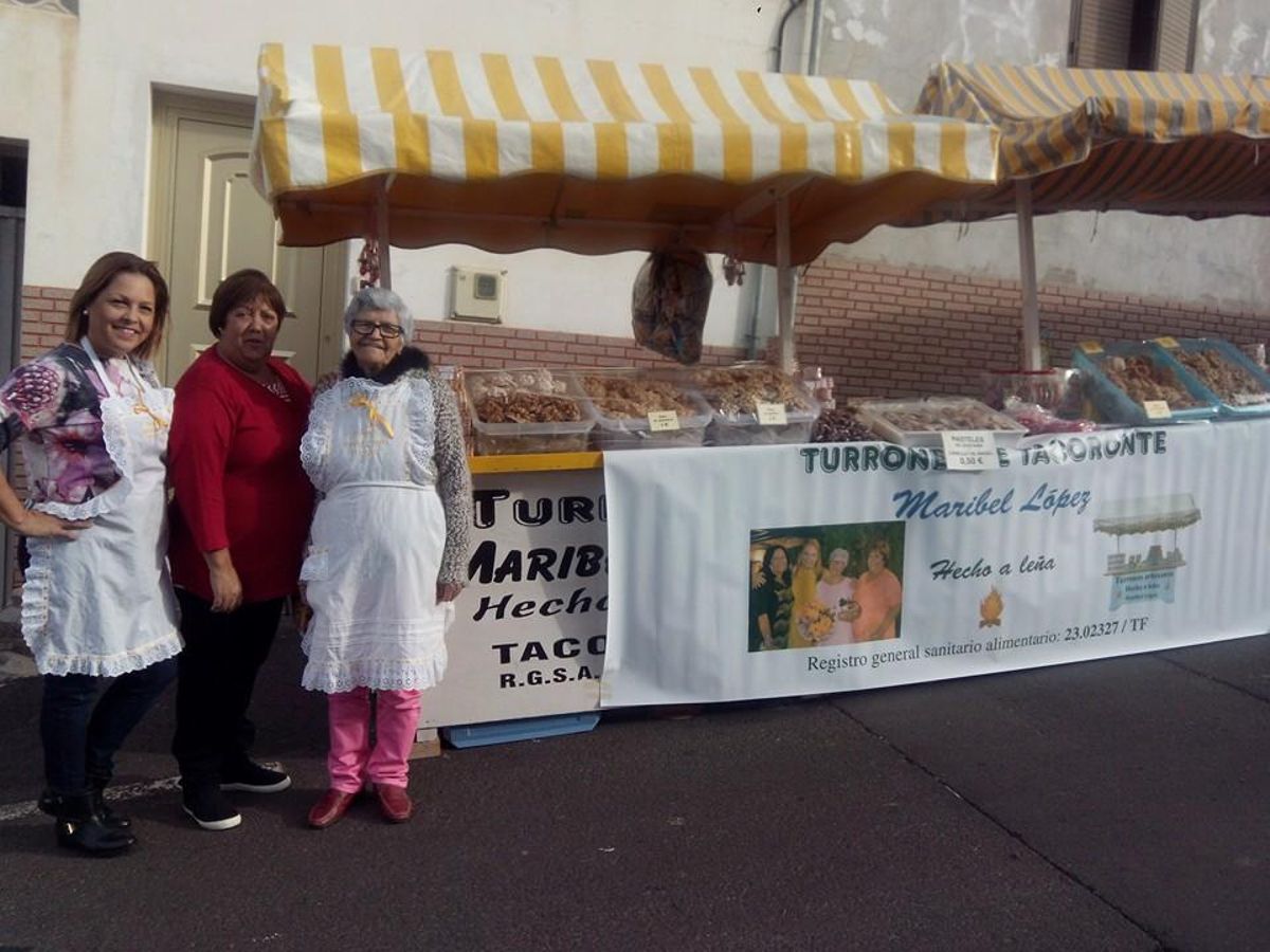 La turronera Maribel López (derecha) en unas fiestas