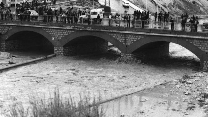 El río Vinalopó a su paso por el puente de Monóvar, entre los barrios de Caliu y Molinos de Félix de Elda.