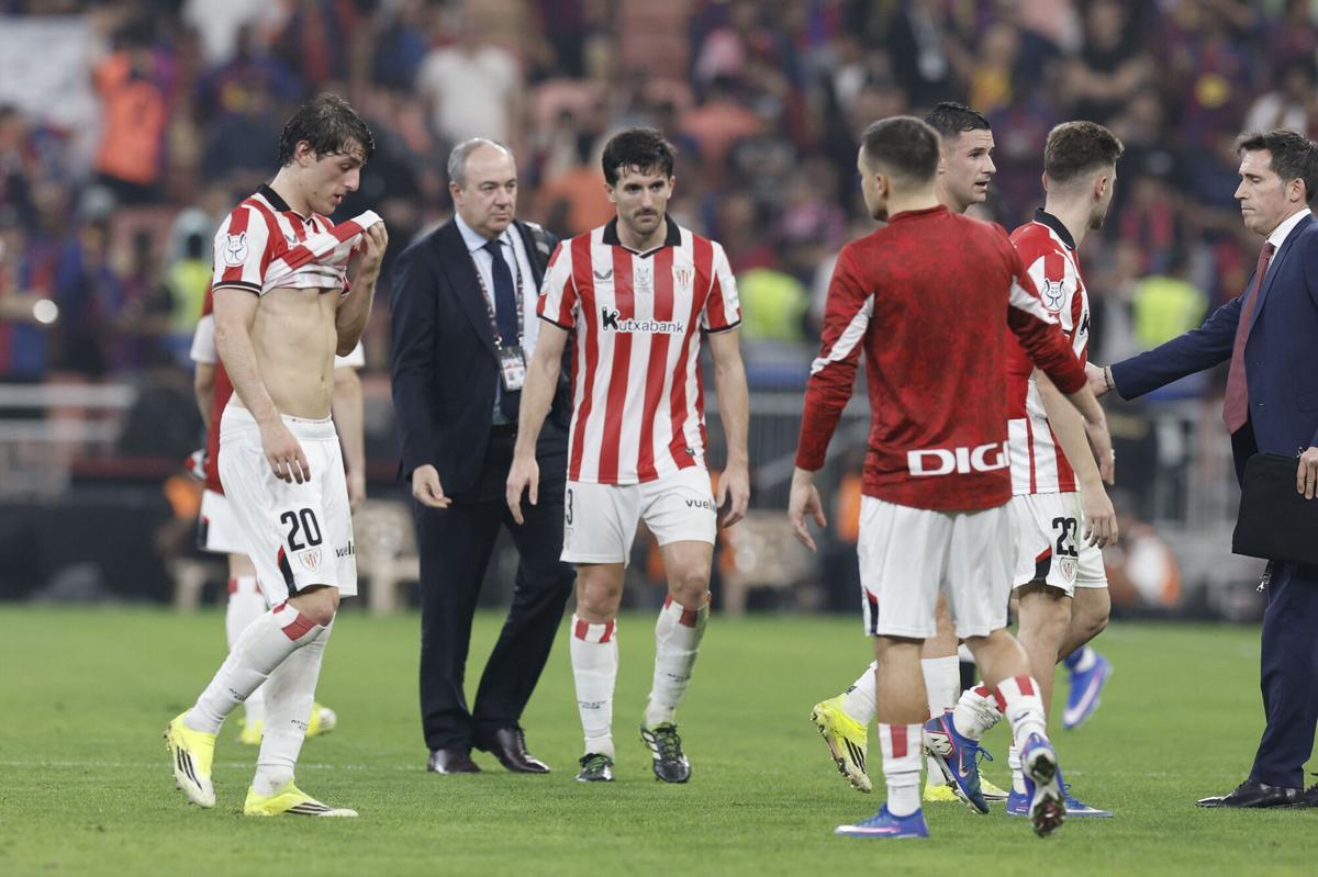 Los jugadores del Athletic Club, cabizbajos tras la derrota en la Supercopa