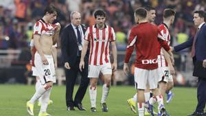 Los jugadores del Athletic Club, cabizbajos tras la derrota en la Supercopa