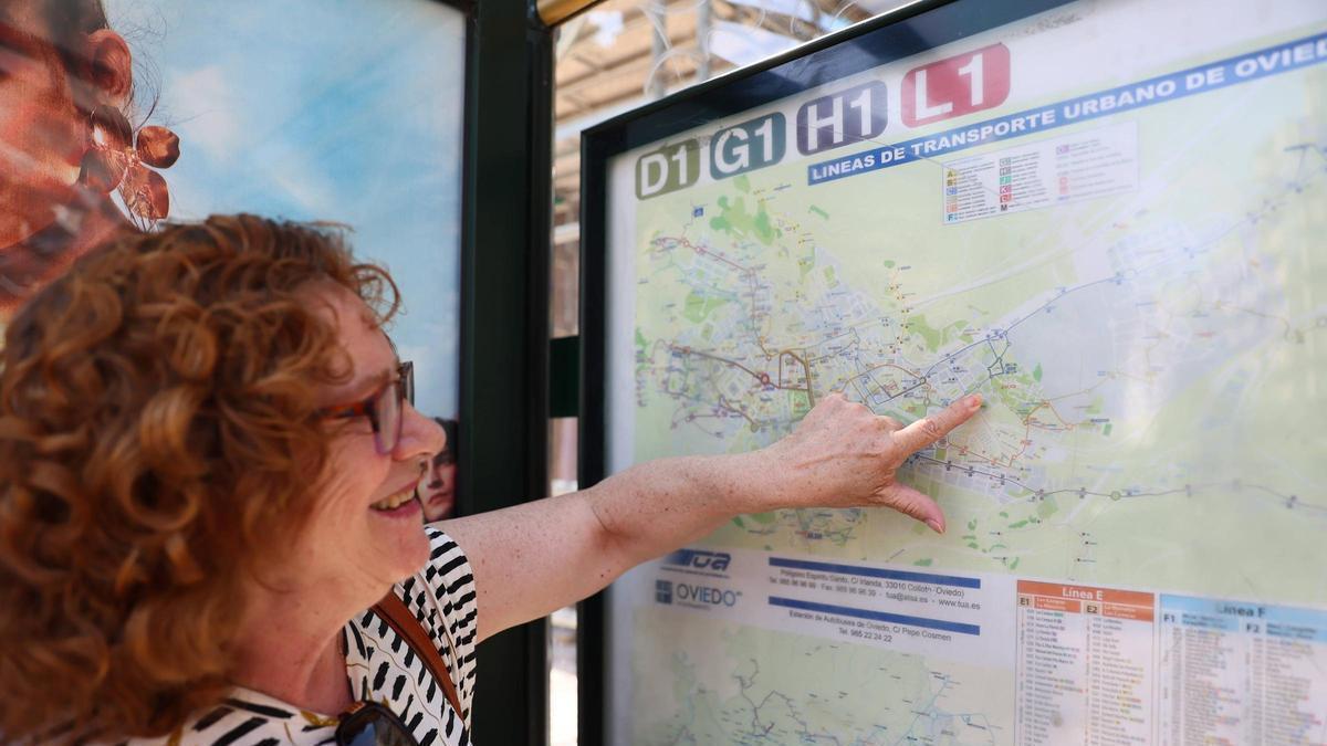 Cecilia Morais, vecina de Colloto, mirando el mapa de una marquesina del TUA.