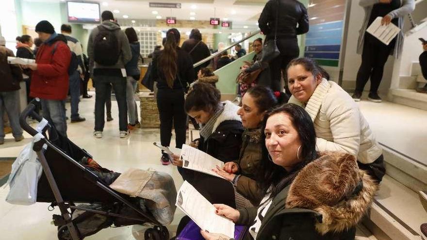 Beneficiarios de las ayudas de la Fundación de Servicios Sociales, ayer, en el Ateneo de La Calzada.