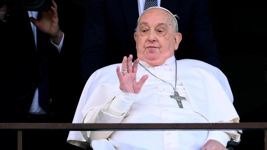 El médico que trató al papa: "Tuvimos que elegir entre dejarlo ir o probar con todo"