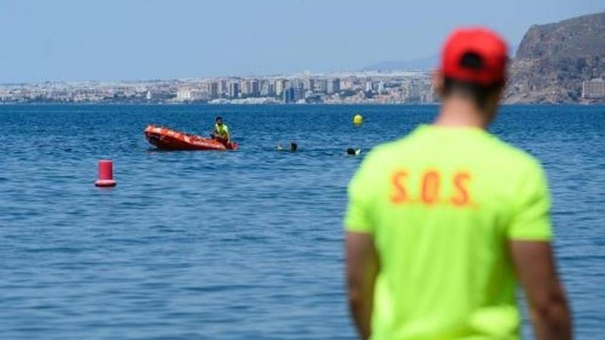 Muere ahogada una niña en la playa de Costacabana (Almería)