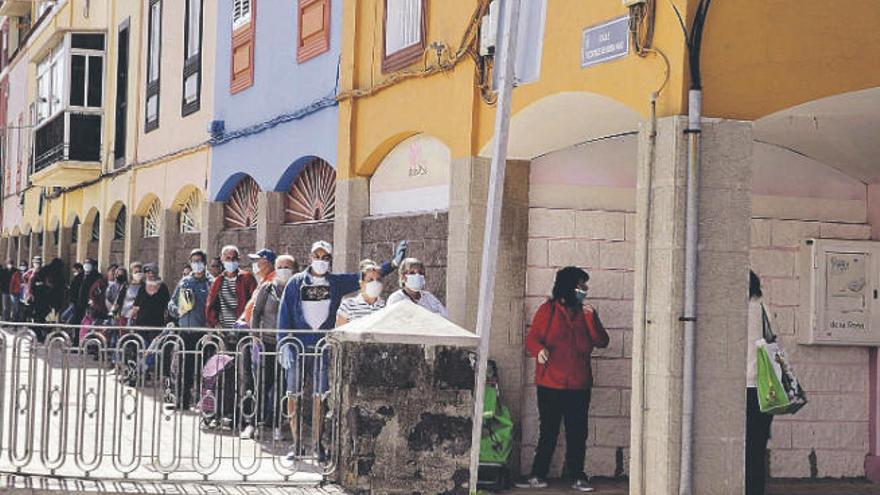 Reparto de alimentos en Santa Cruz de Tenerife por parte de una organización no gubernamental.