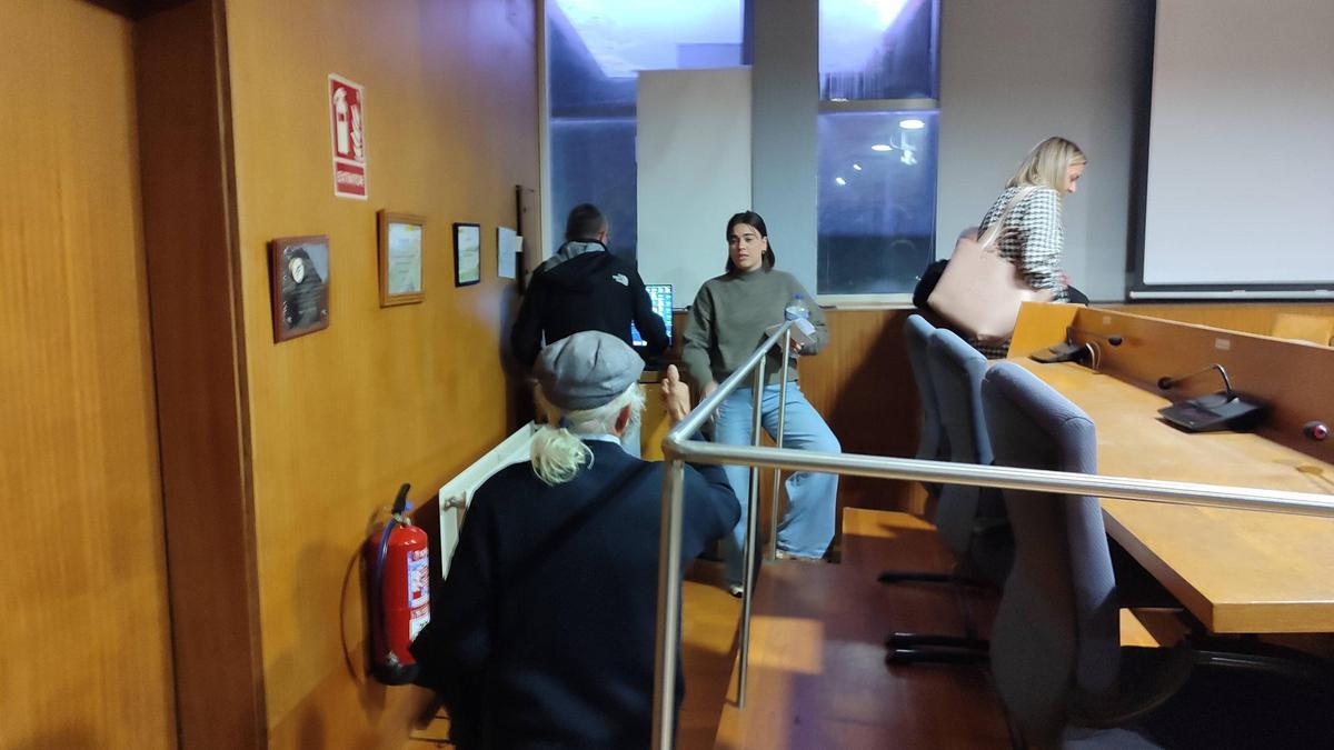 Xurxo González, simpatizante de AV, en otra disputa con la edil de Facenda, Xiana Abal, al término del pleno