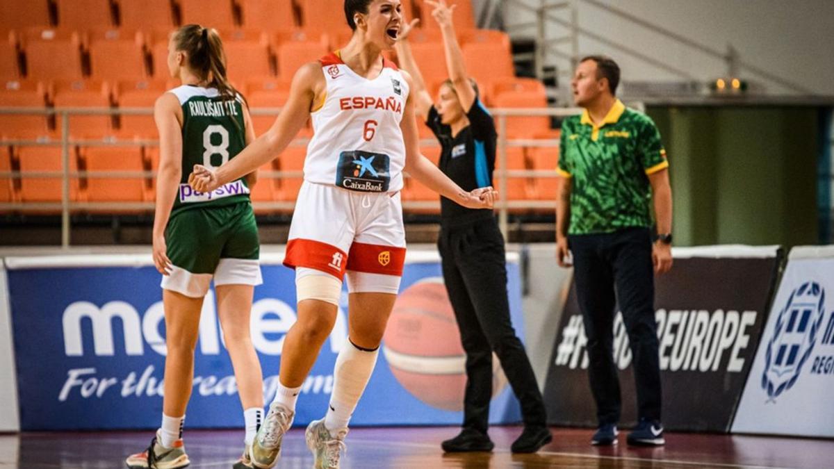 Elena Buenavida celebra uno de los triples que anotó ayer. | | FIBA
