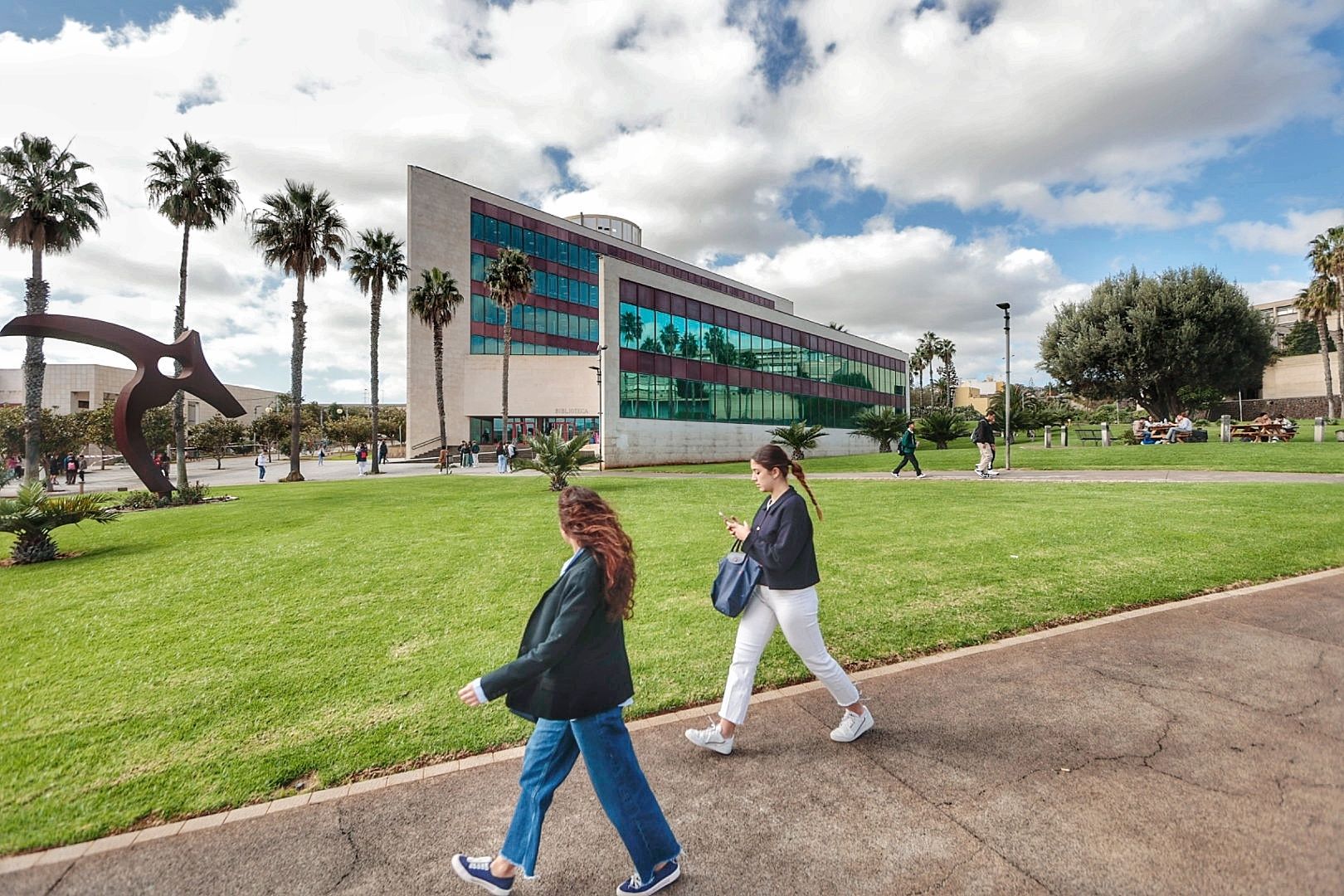 Decenas de alumnos en el Aulario General del Campus Guajara