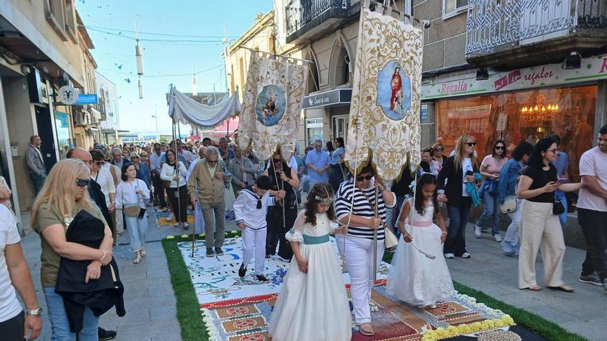 Bueu renueva su fervor por las alfombras florales