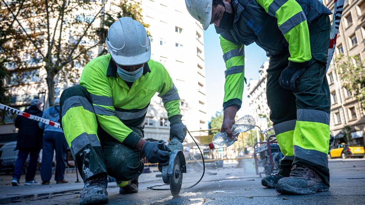 Obreros durante su jornada laboral.