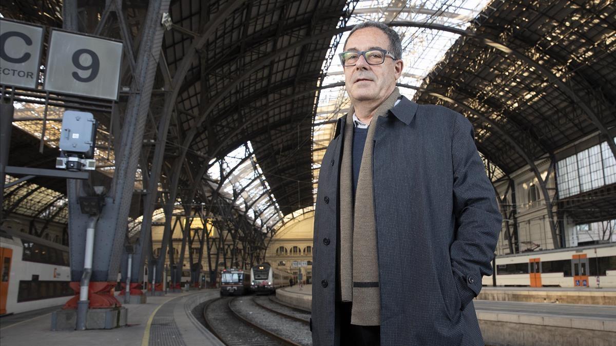 Macias, en la vieja estación de França, que tiene pendiente la reparación de las placas del techo