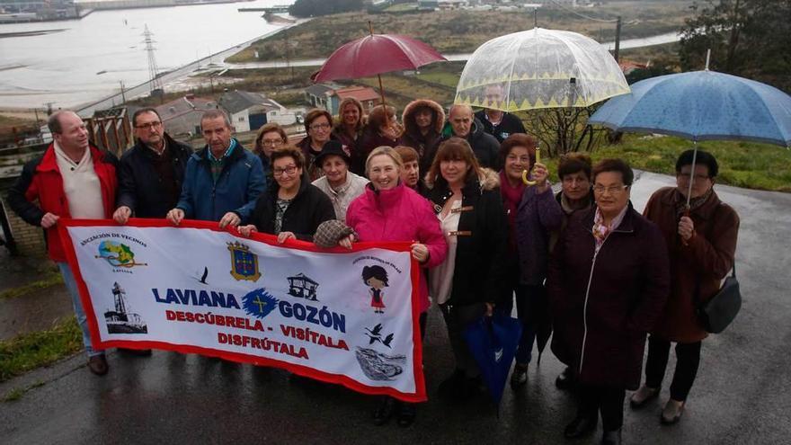 Miembros del tejido asociativo de Laviana, ayer, con la ría avilesina de fondo.