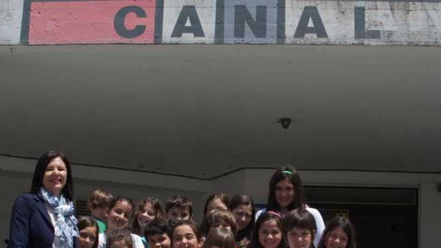 Ana María Vila, ayer, con los alumnos del comedor escolar.