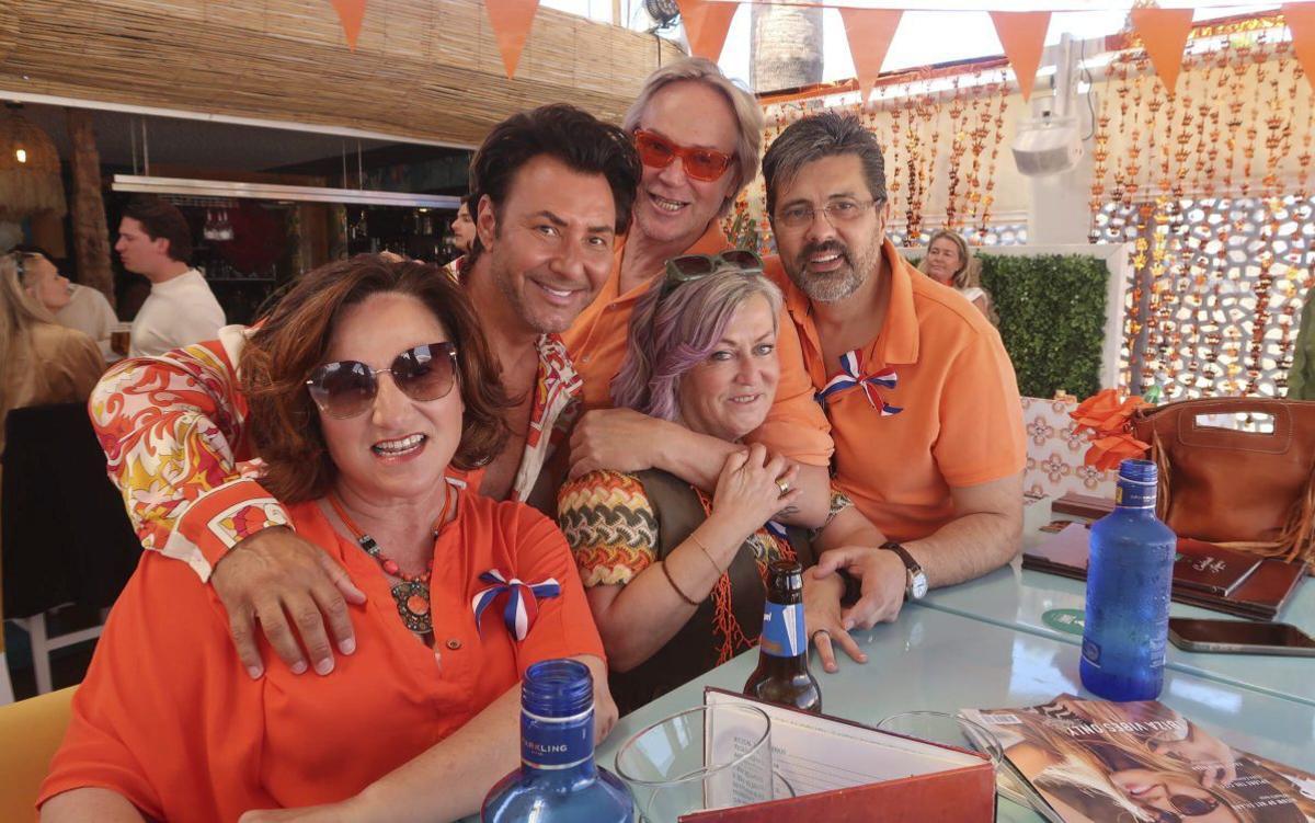 Fiesta naranja en la playa