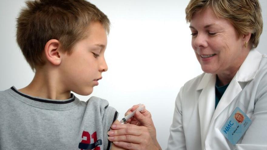 Lo que dicen los pediatras sobre si debemos vacunar a los niños contra la Covid, ahora que se puede