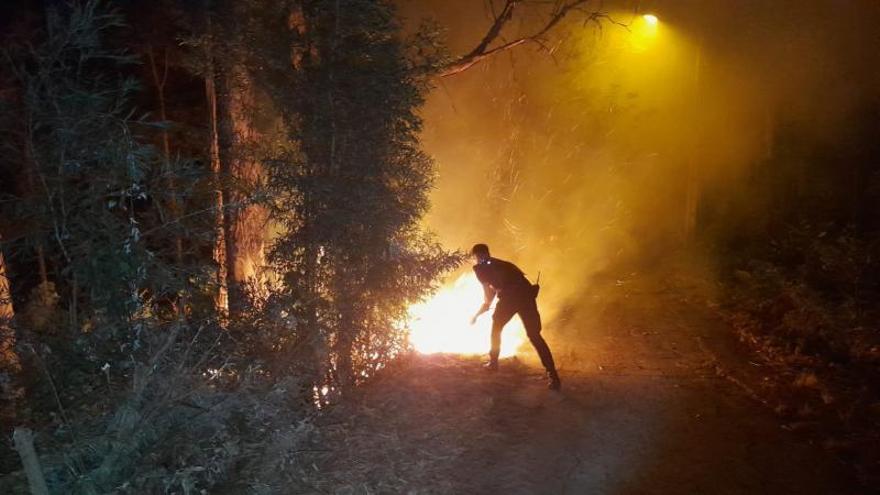 Un incendio, este verano, en la franja forestal situada detrás del pabellón de Beluso. |   // FDV