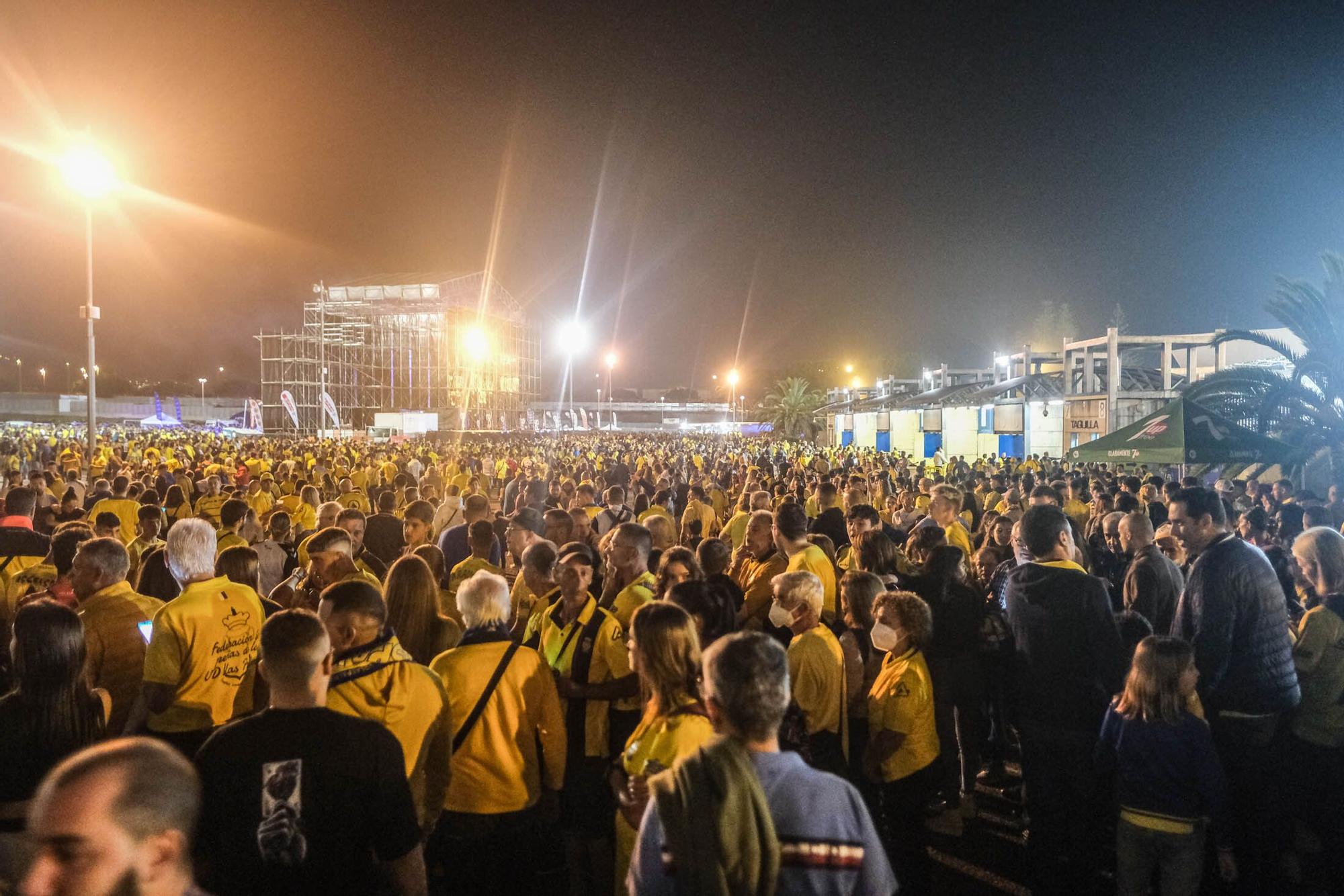 Los aficionados de la UD Las Palmas reciben la guagua con los jugadores antes del derbi