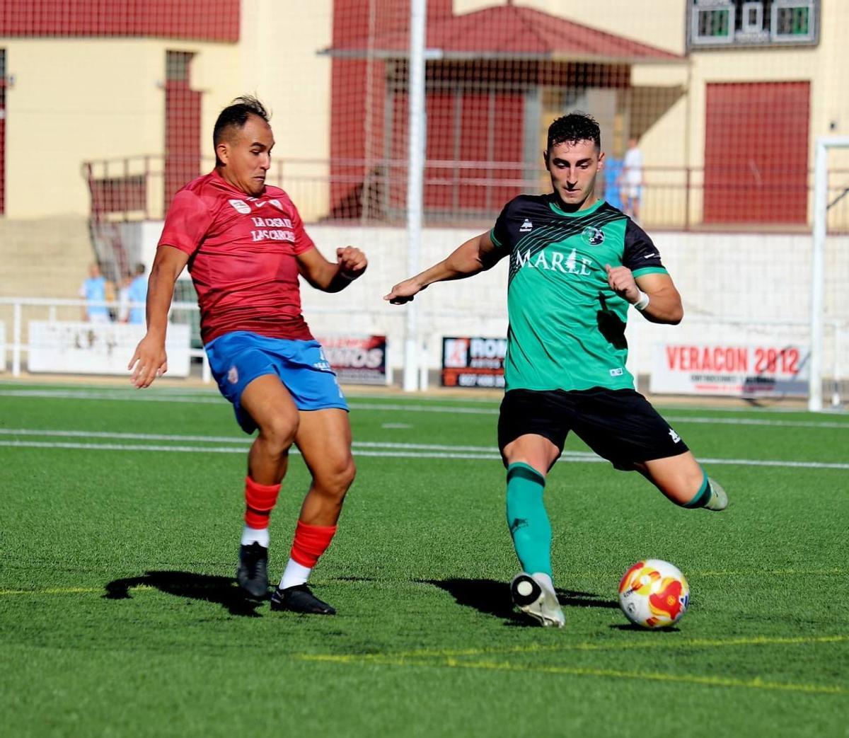 Fabio trata de arrebatarle el cuero a Ginés en el partido de ida.