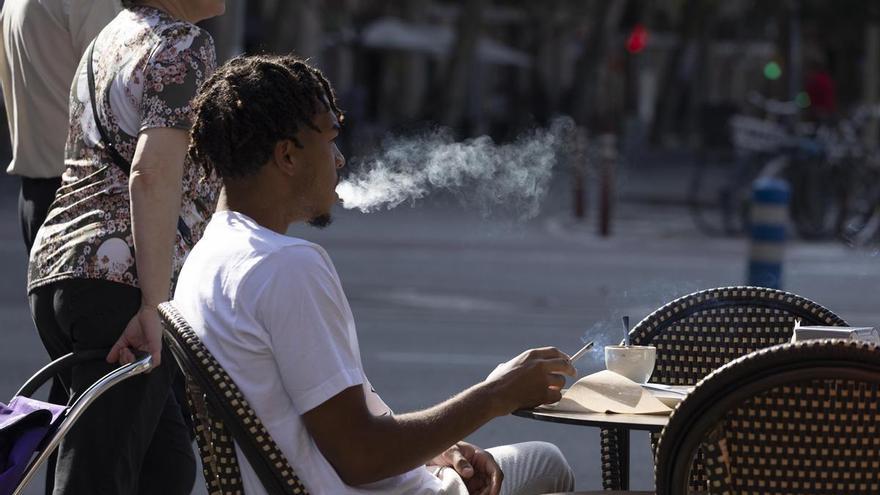 Marcha atrás en la lucha antitabaco: las leyes se encallan y el humo vuelve a las terrazas de bar