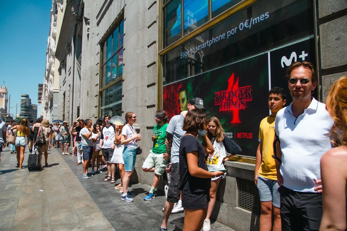 Larga fila a más de 30ºC en Gran Vía para entrar a la exposición de Stranger Things.