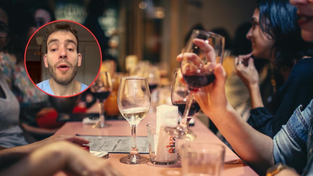 Unas personas tomando algo en un restaurante