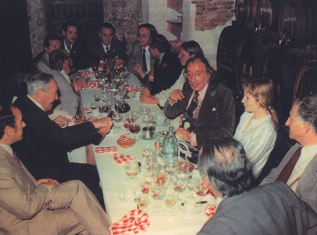 Josep Pla i Salvador Dalí compartint taula amb altres convidats al Celler de ca la Teta.
