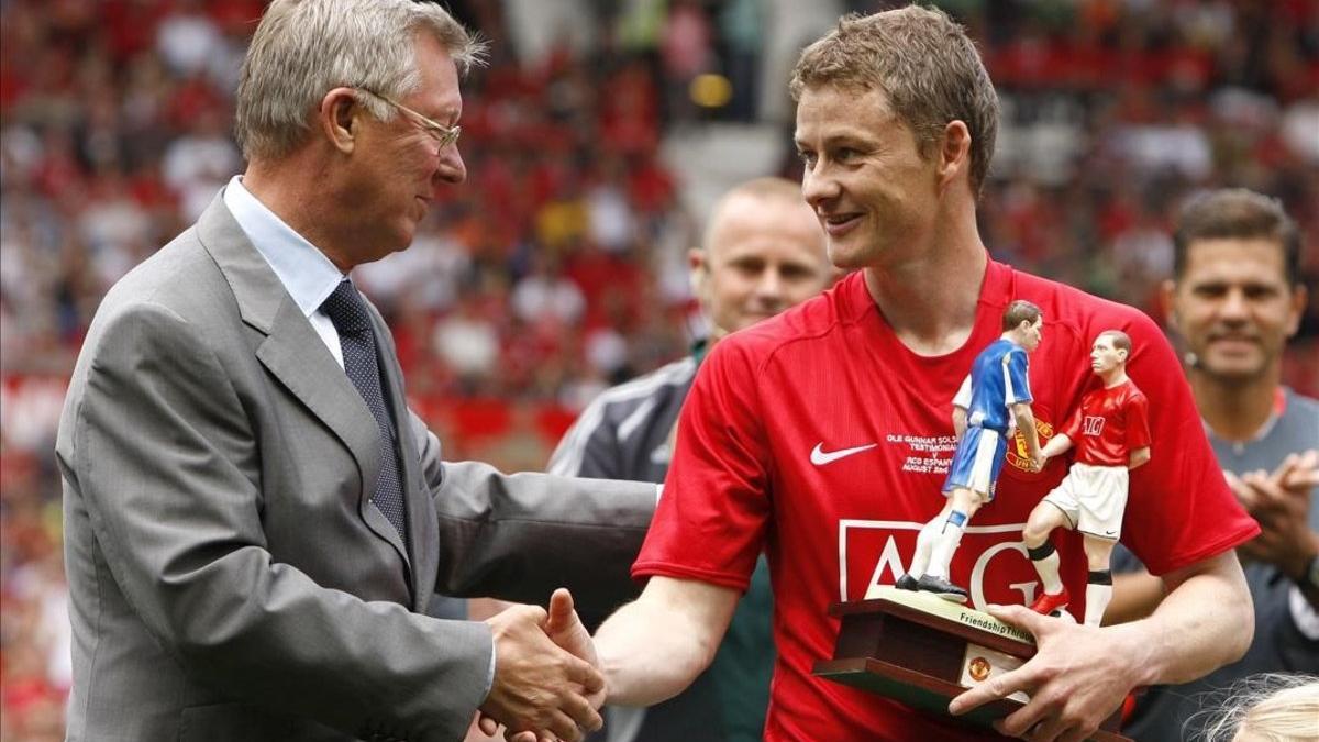 Ole Gunnar Solskjaer y Sir Alex Ferguson, en el homenaje al exfutbolista, hoy nuevo entrenador del Manchester United