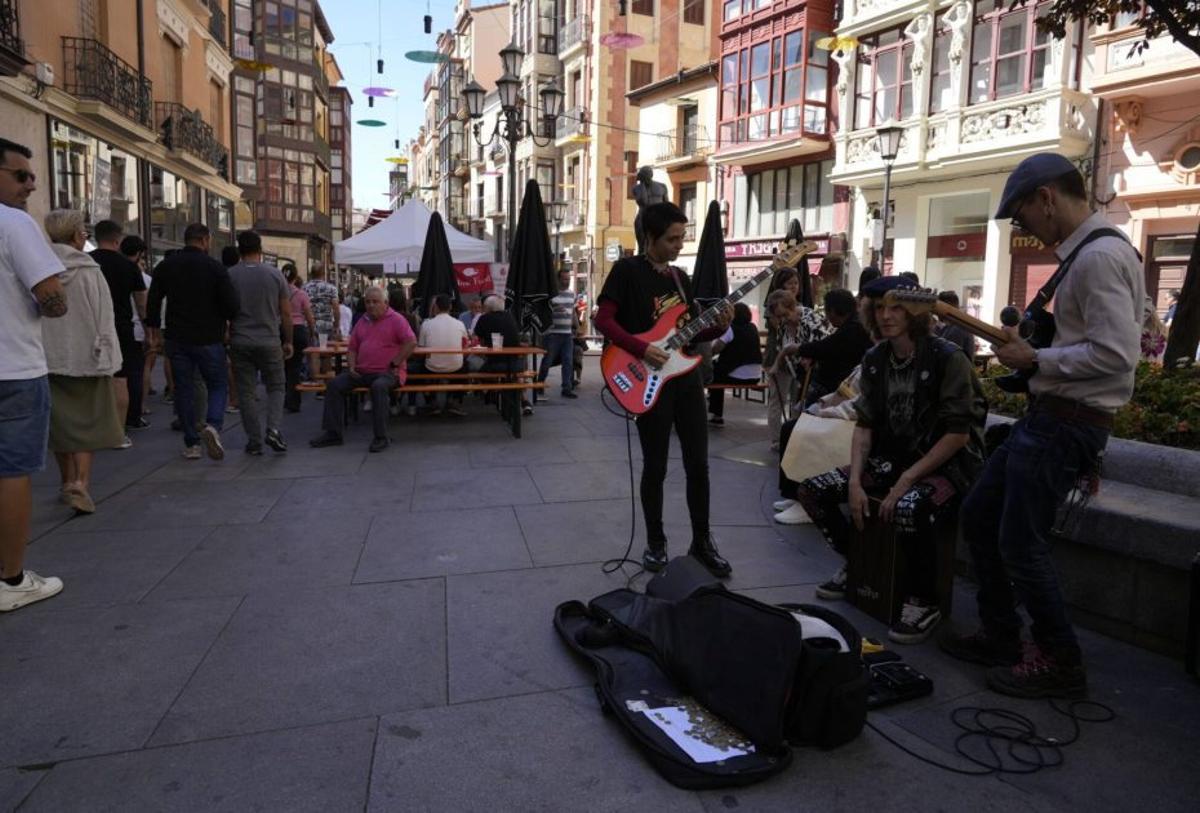 Actuación musical en la plaza de Sagasta.