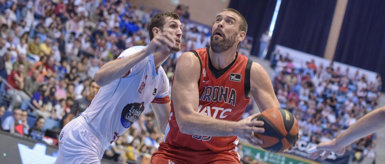 Marc Gasol (Bàsquet Girona) entrando a canasta en la derrota de su equipo contra el Monbus Obradoiro