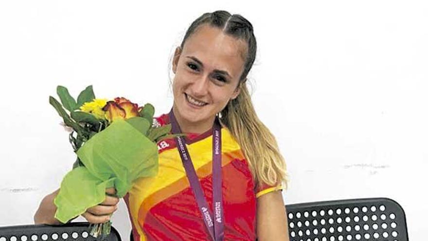 María Quetglas posa con su medalla de campeona.
