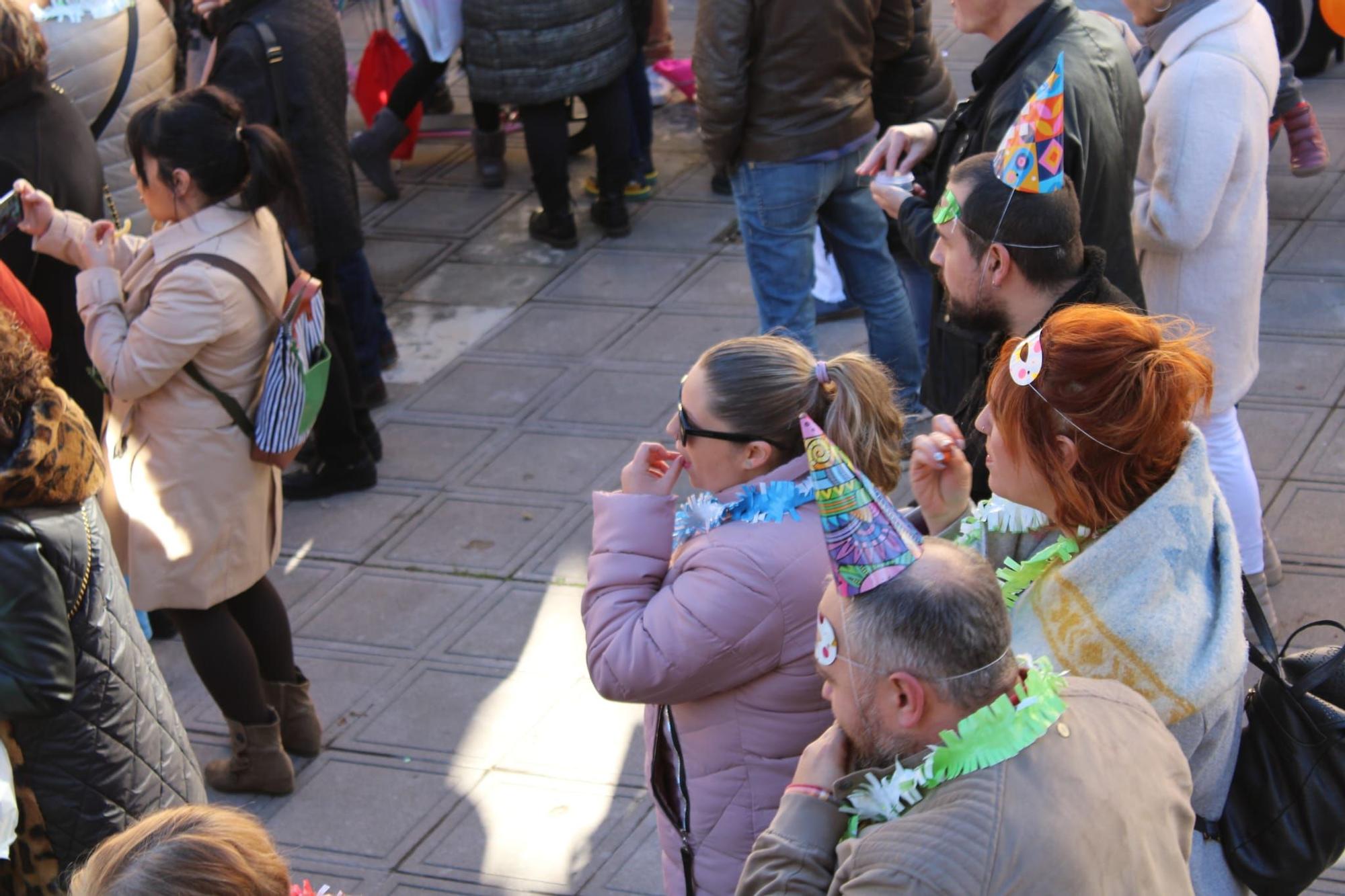 Así fue la Nochevieja anticipada en San Martín del Rey Aurelio: cientos de personas dieron la bienvenida al 2024 a las 12.25 del día 30