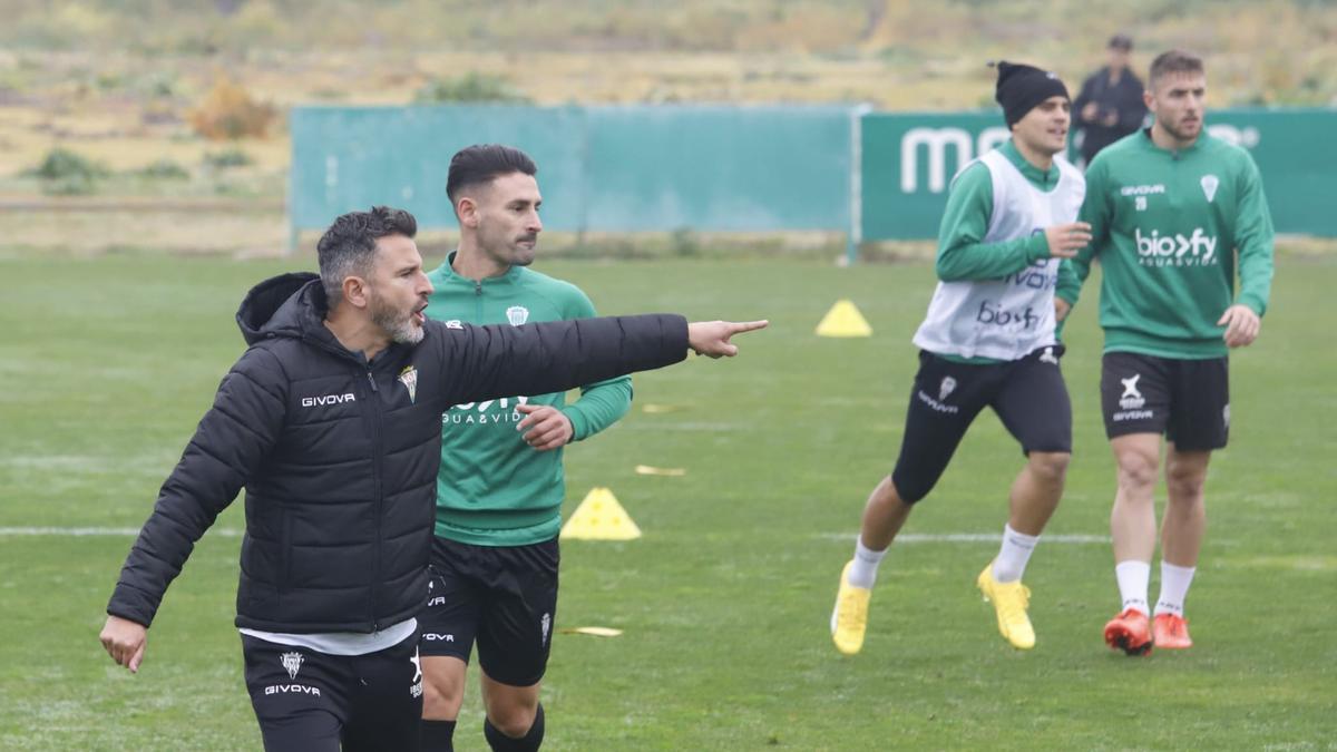 Iván Ania da instrucciones durante el entreno del Córdoba CF en la Ciudad Deportiva, este martes.
