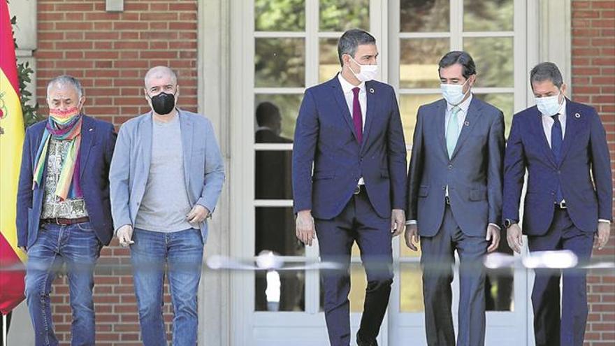 Sánchez logra la unidad frente al PP con sindicatos y patronal