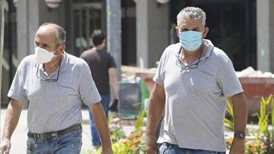 Dos homes caminen amb mascareta per Girona