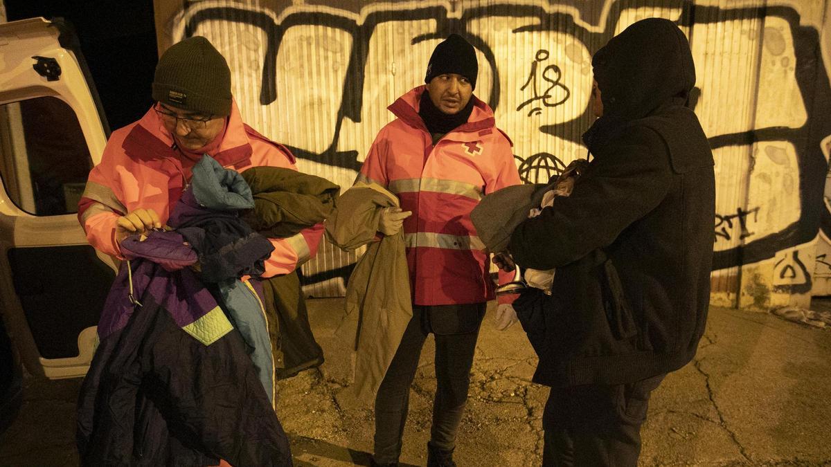 Un dispositiu de la Creu Roja entregant roba d’abric.