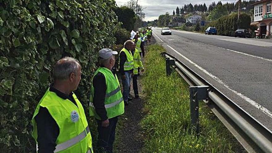 De caminata para exigir mejoras viarias en Coirós