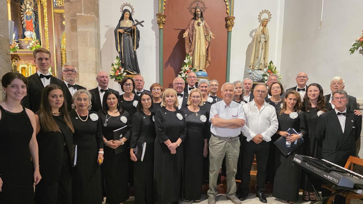 Jesús Méndez, en el centro, con la Coral Costa da Morte, tras el estreno de su última composición.