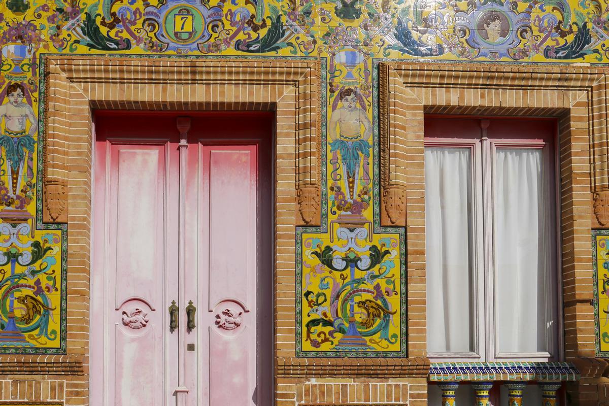 Preciosas fachadas de azulejos en Isla Cristina, Huelva