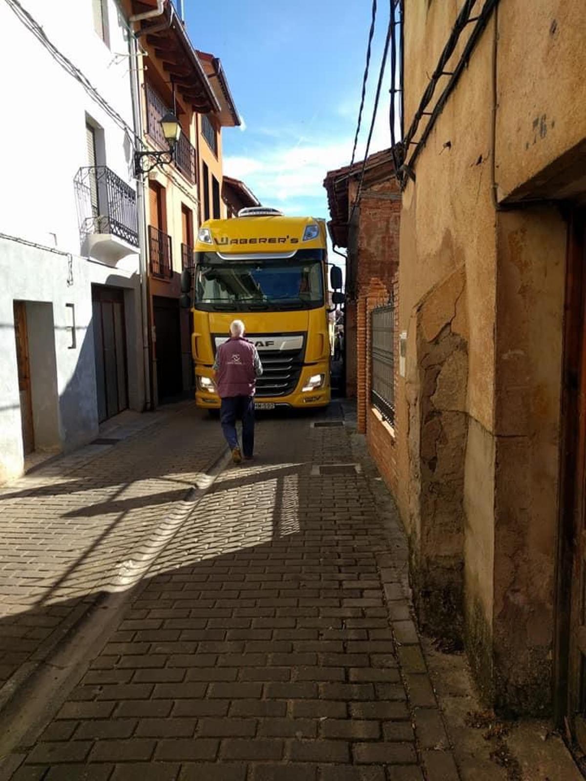 Camión de Waberer’s International atrapado en una calle estrecha de San Millán de la Cogolla.