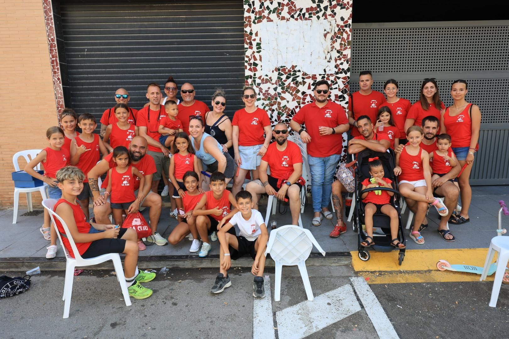 Las collas llenan de color las calles del Grau por Sant Pere