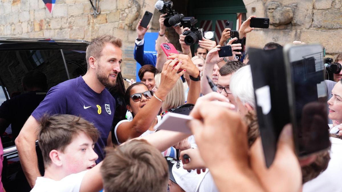 Harry Kane posa para fotos con los aficionados que esperaban en la concentración de Inglaterra en Blankenhain.