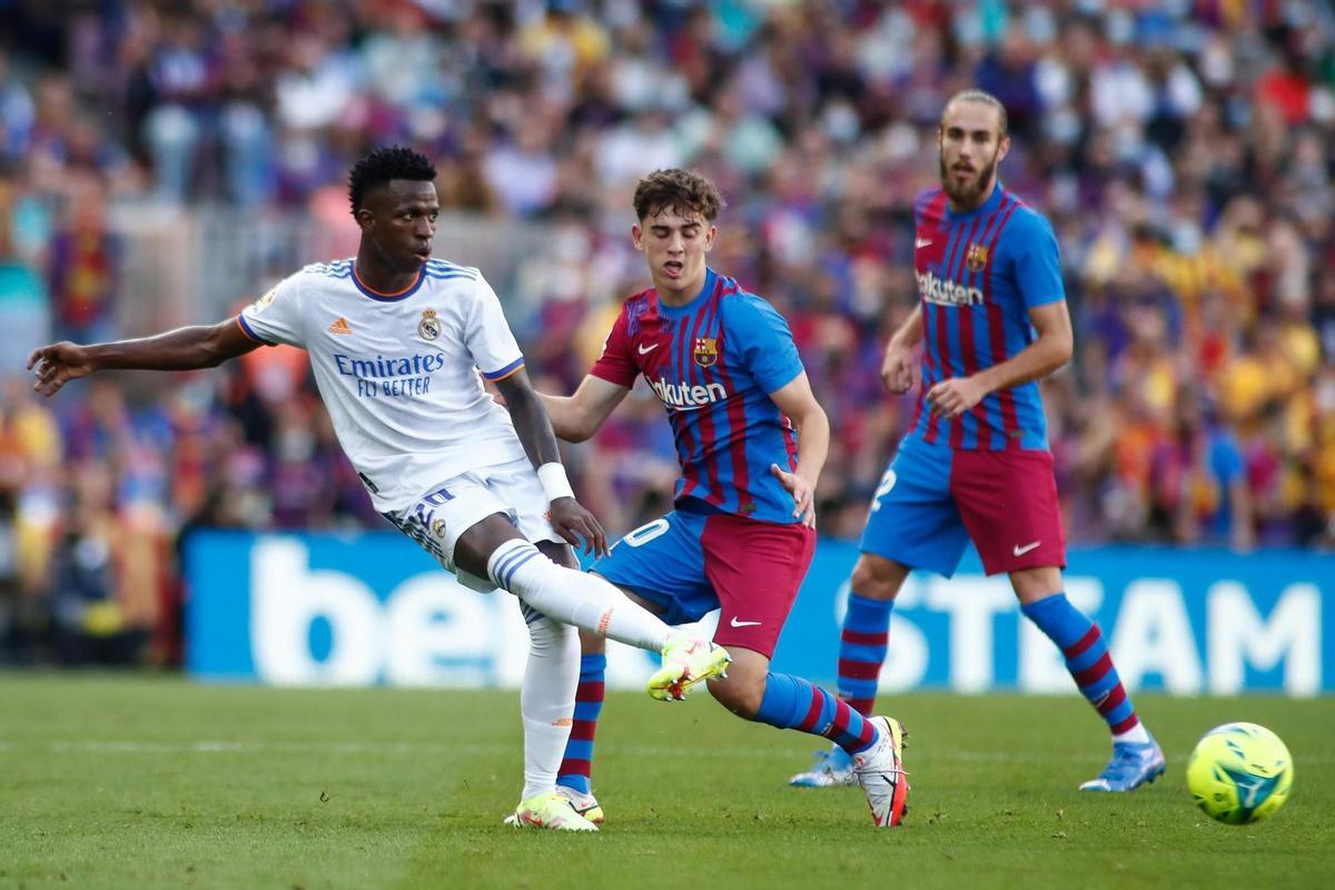 Vinicius y Gavi en el clásico del Camp Nou la pasada campaña.