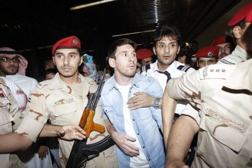 El argentino Lionel Messi es escoltado por personal de seguridad a su llegada con su equipo a Riyadh 12 de noviembre 2012. Argentina jugará un partido de fútbol amistoso contra Arabia Saudí el miércoles.